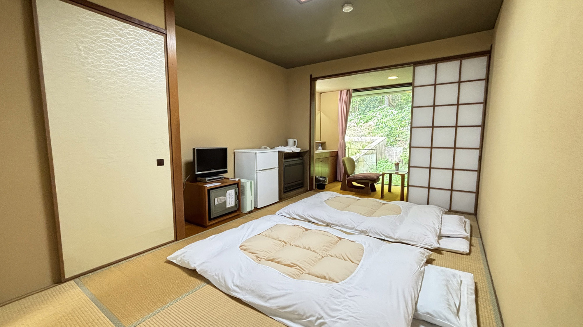 ・【和室7.5畳】ご到着時に鳥の声と緑の木々がお出迎え致します