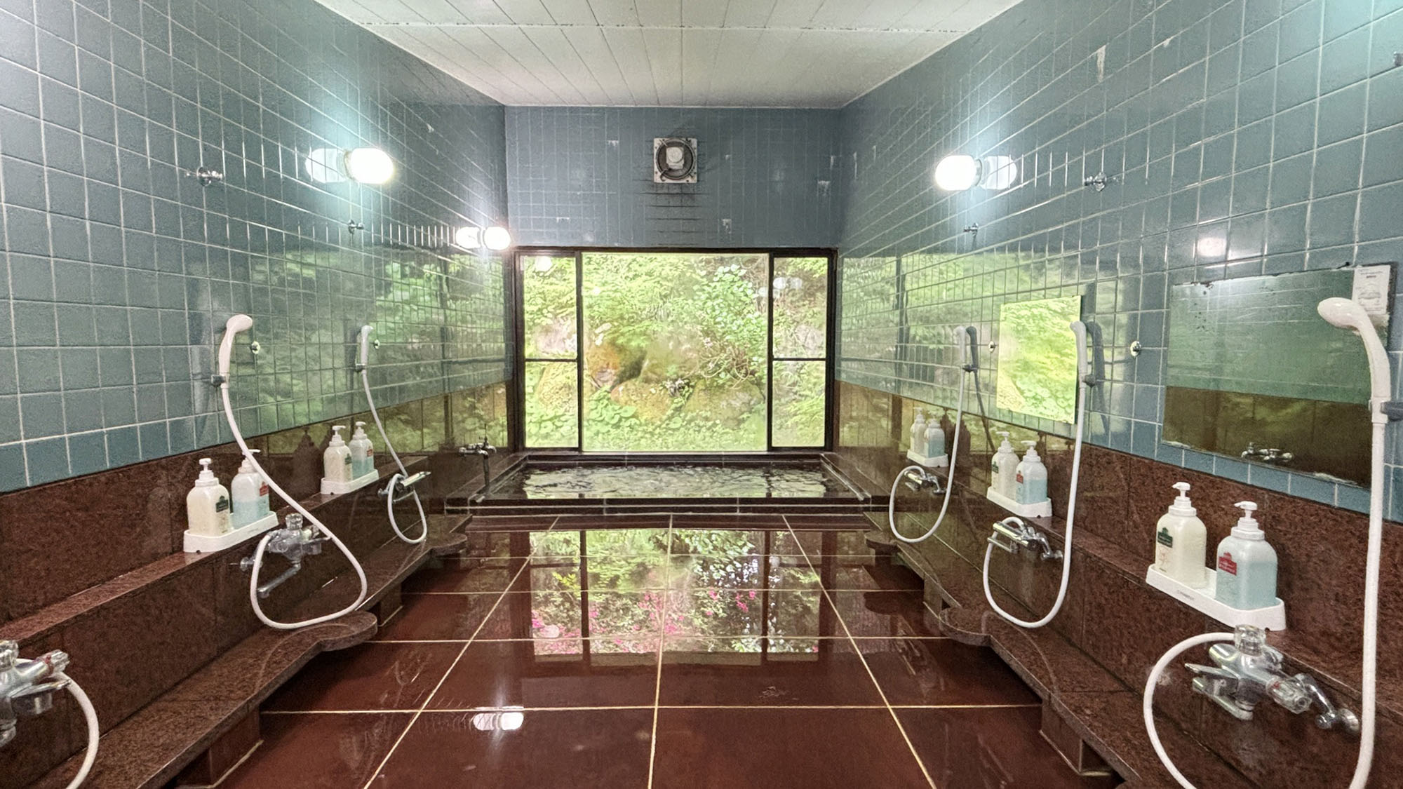 ・【大浴場】窓外に見える南箱根の自然に癒され手足を伸ばしてご入浴ください