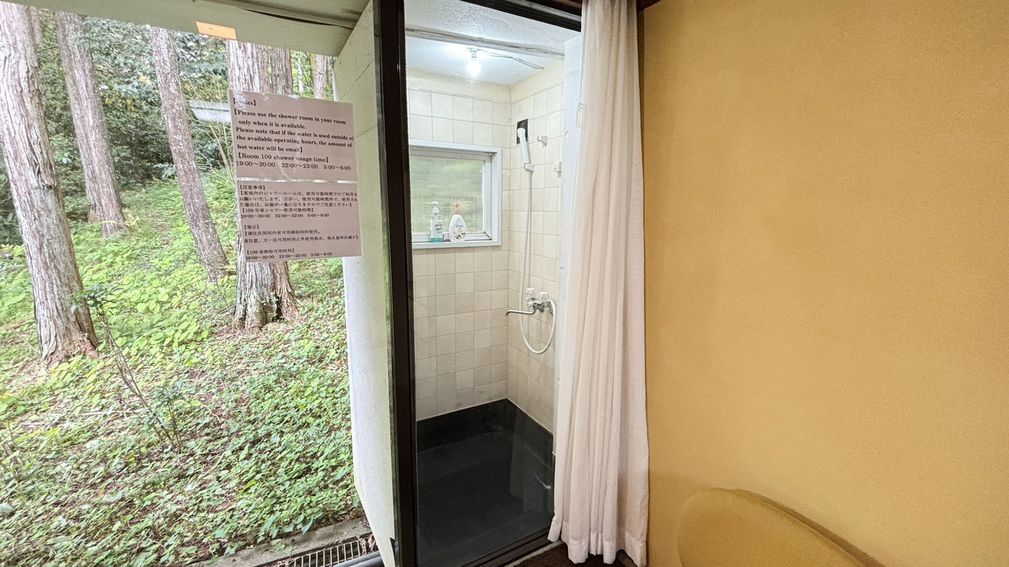 ・【和室15畳・シャワー】大浴場へと足を運ばずともさっと一汗流してスッキリできます