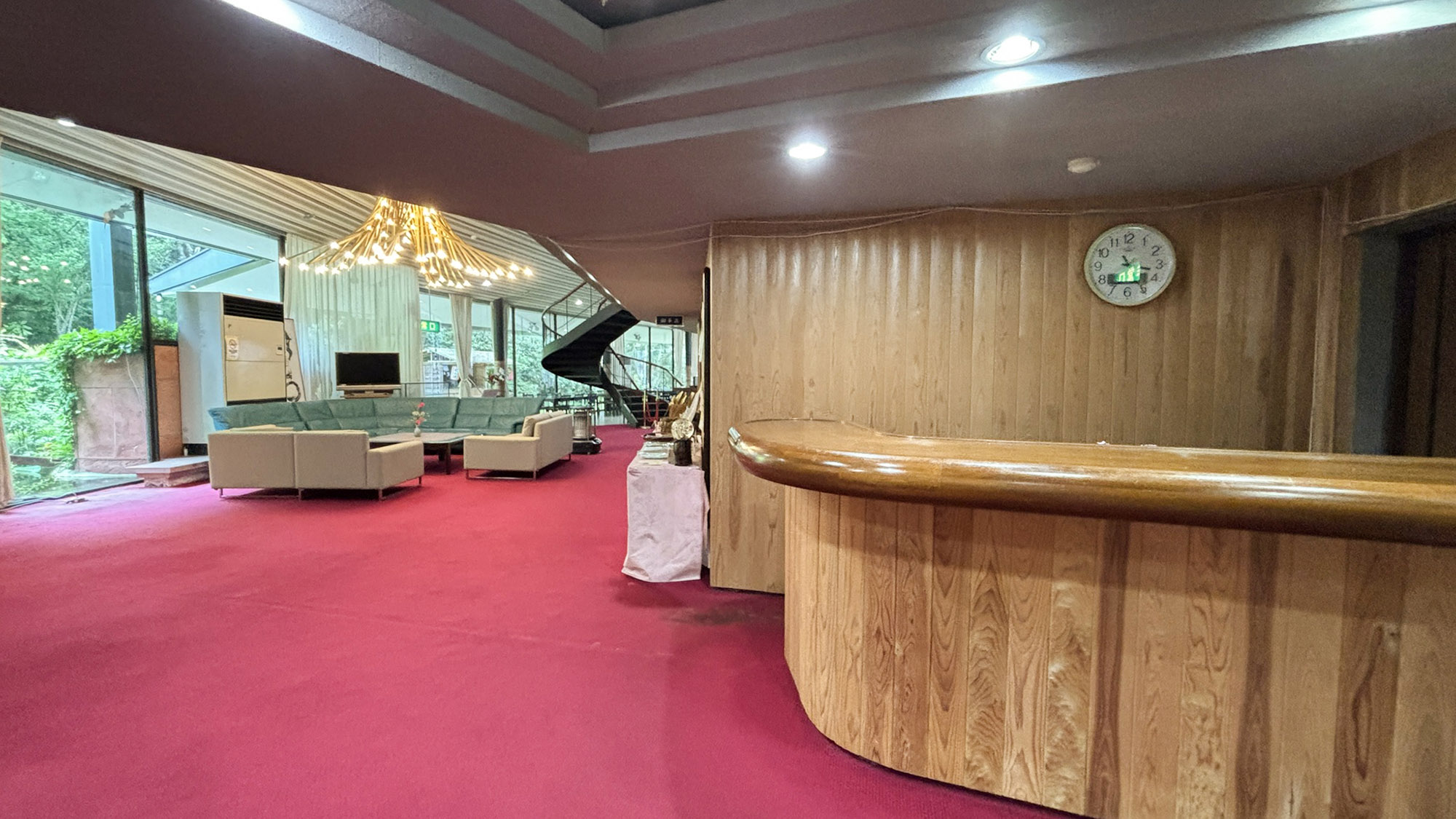 ・【本館ロビー】本館のロビーは赤絨毯を目印にしてください