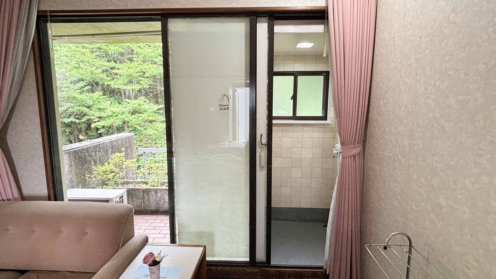 ・【ツイン・シャワー】テラス横にシャワーブースを設置。周りにシャワー音を気にせずご利用できます