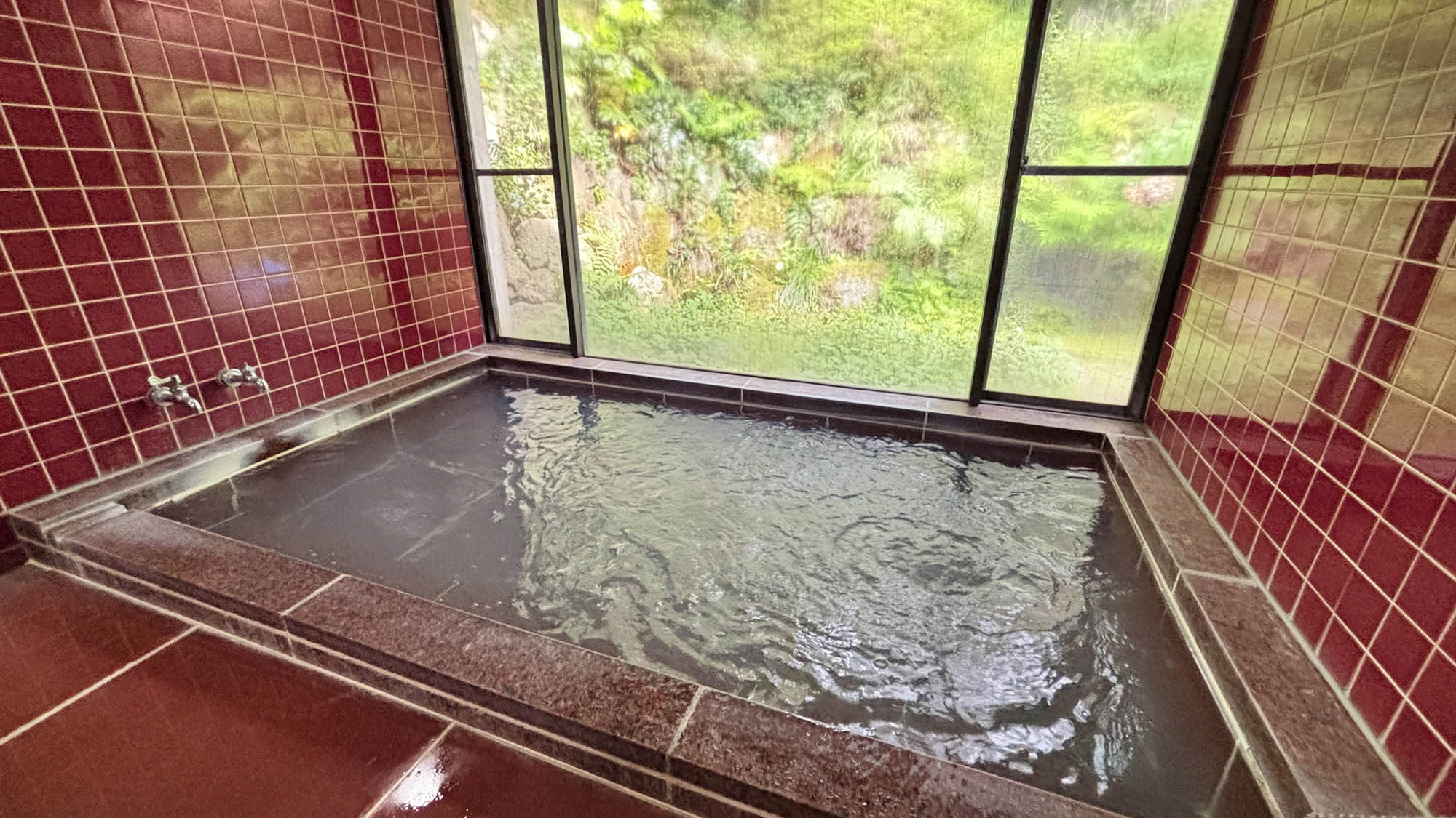 ・【大浴場】複数名でも広々ゆったりご入浴いただけます。身体の芯まで温まってください