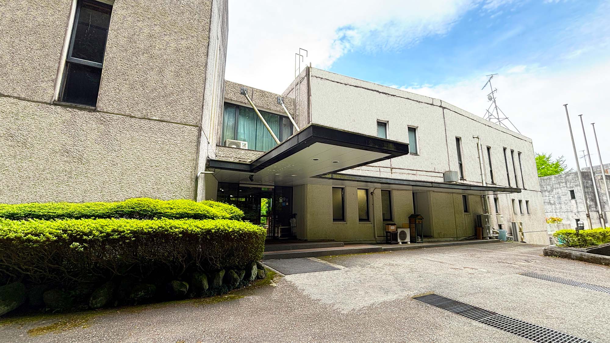 ・【本館】車止めの長い庇が特徴的な本館入口付近。雨の時などは濡れずに入りたいですね