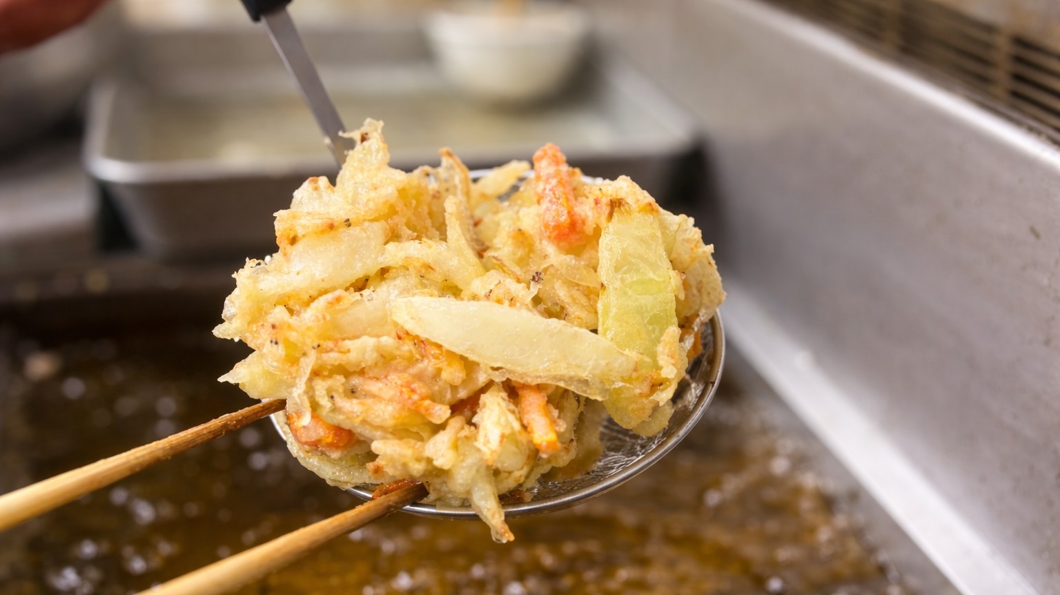 揚げたて桜海老かき揚げは夕食の人気の一皿