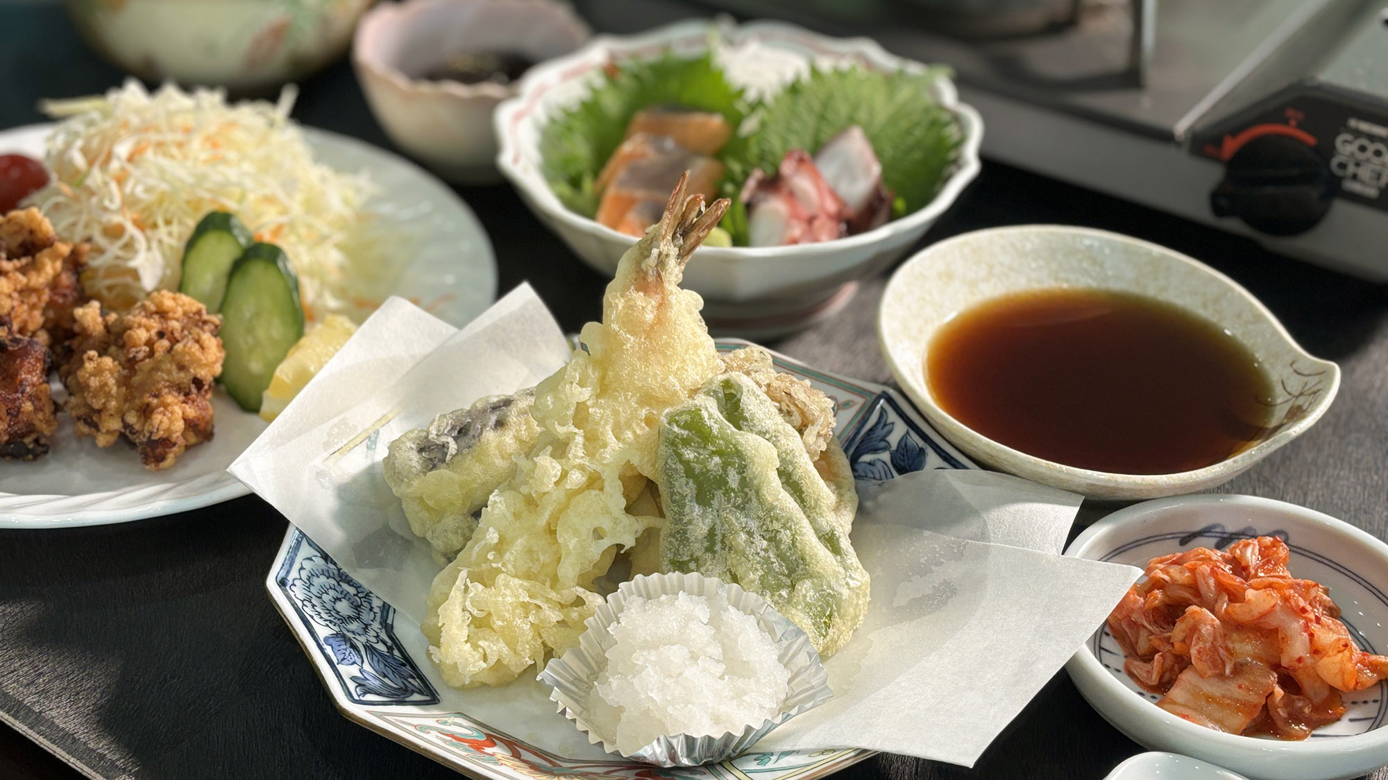 ・【夕食】揚げたての天麩羅、から揚げが食欲をそそります