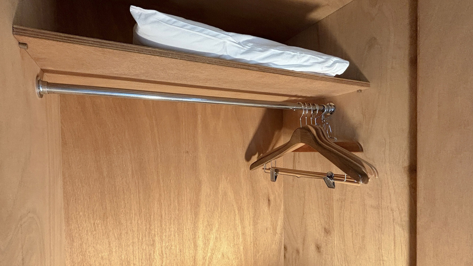 ・【ツイン・クローゼット】丈が長いもの・たたみ皺を付けたく無いお洋服をおかけください