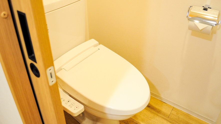 ・温水洗浄便座完備で清潔感のあるトイレ