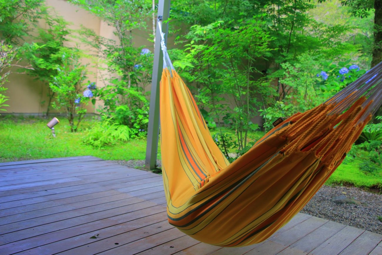 【新緑旅4/1〜4/28｜1泊2食】離れの露天風呂付客室から新緑を眺める、温泉と地元料理で森の休日を