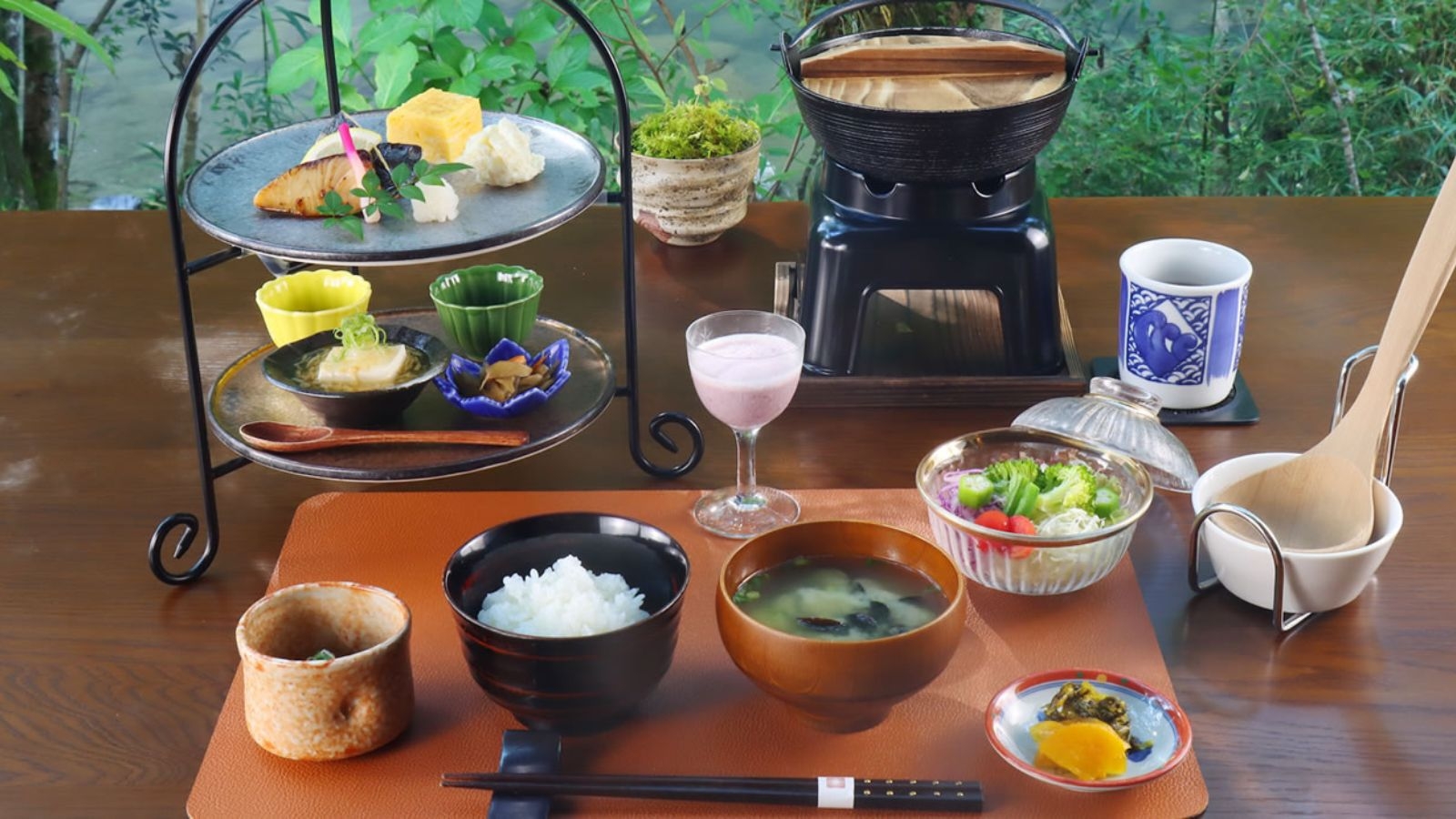 【1泊朝食】静けさに包まれて目覚める朝。温泉×森×朝ごはんのレイトチェックアウトで過ごす癒し滞在