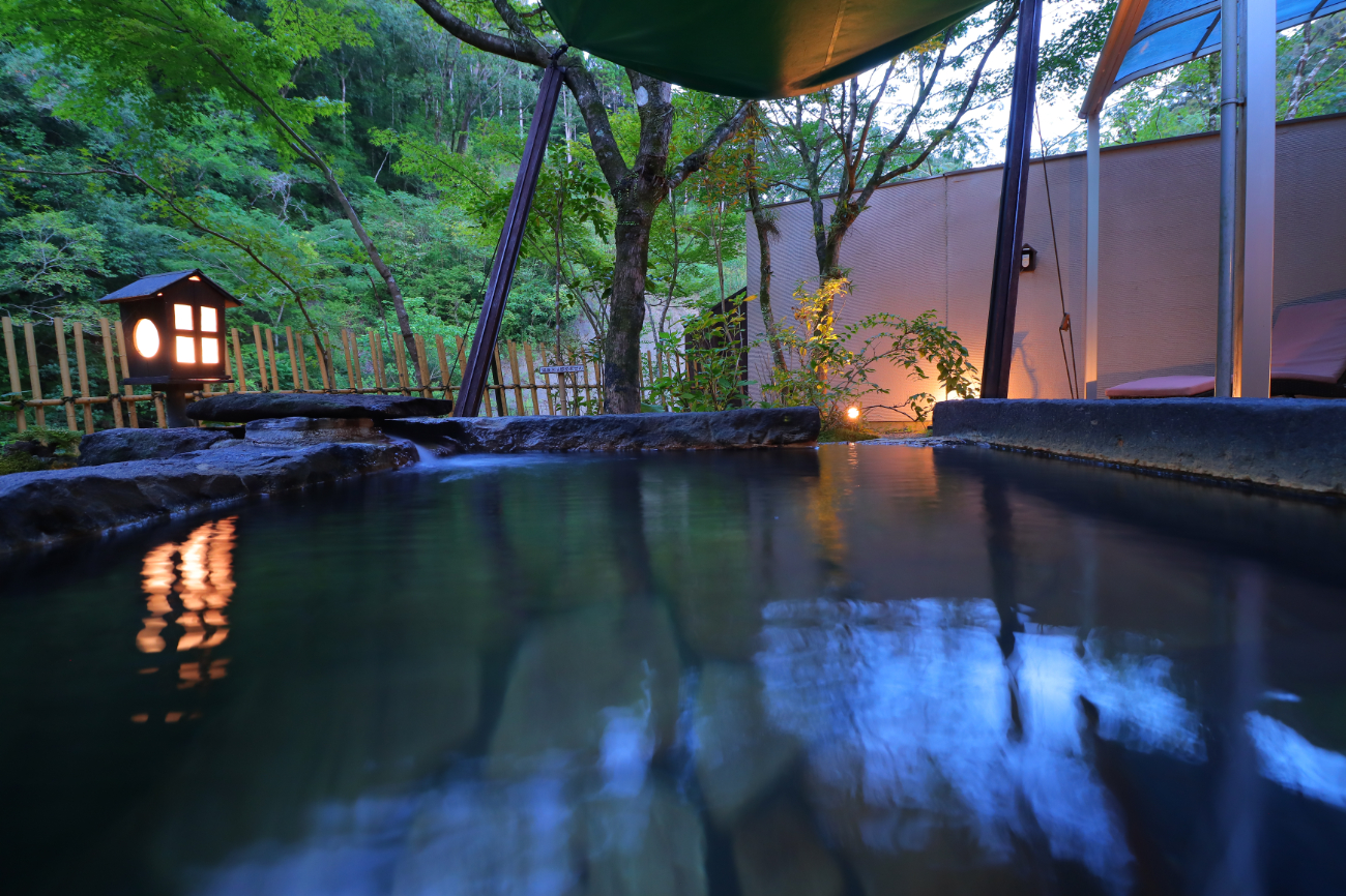 ジュニアスイート水　岩風呂露天