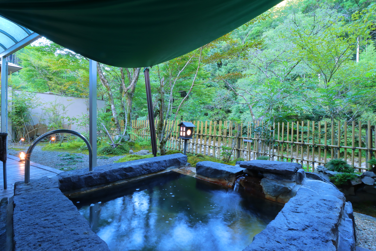 ジュニアスイート蝶　岩風呂露天