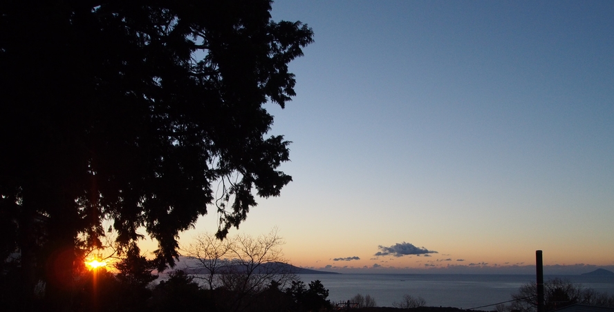 ☆ 当館からのロケーション ☆　【大島左側から朝日が昇ります】