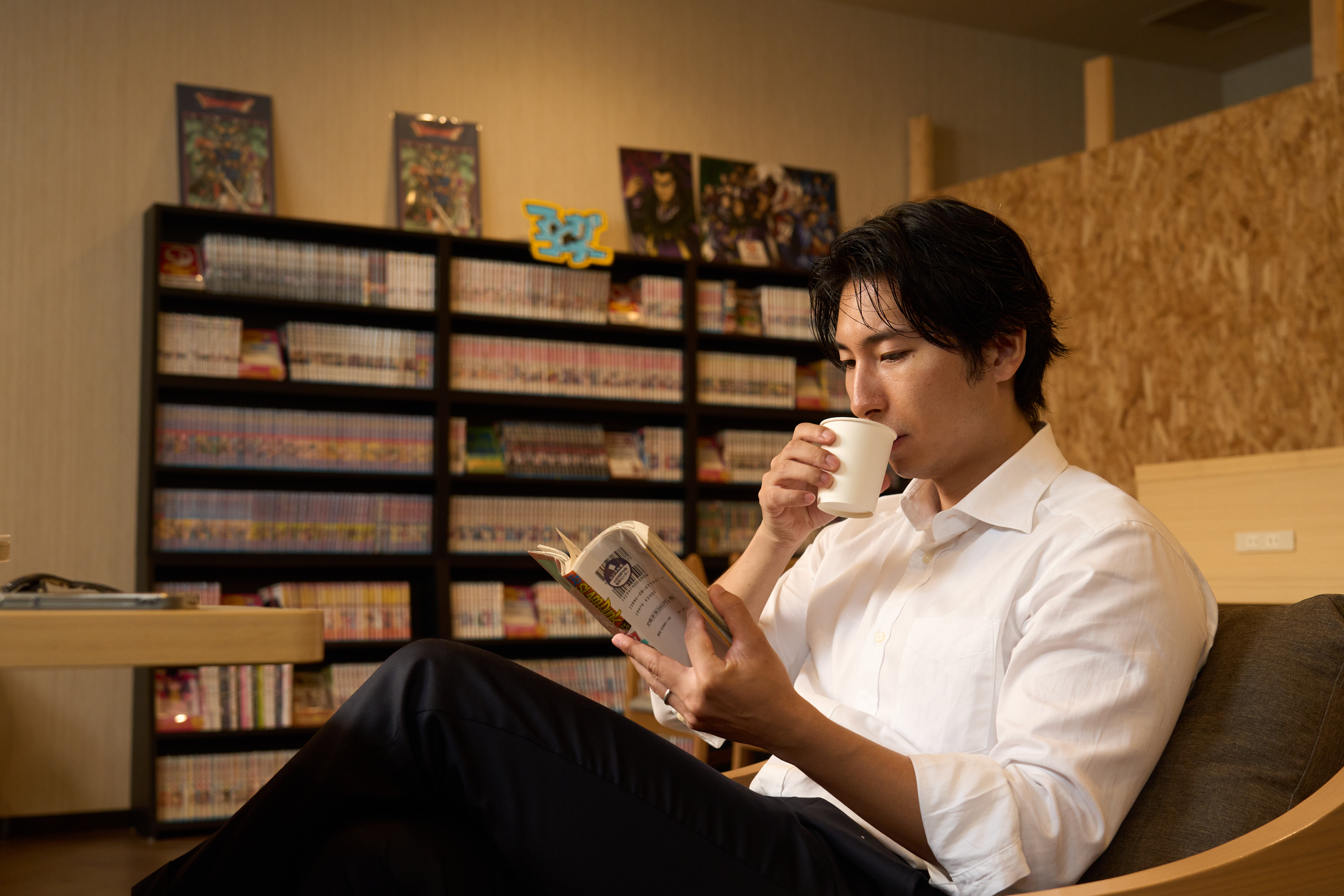 ラウンジでの漫画読書