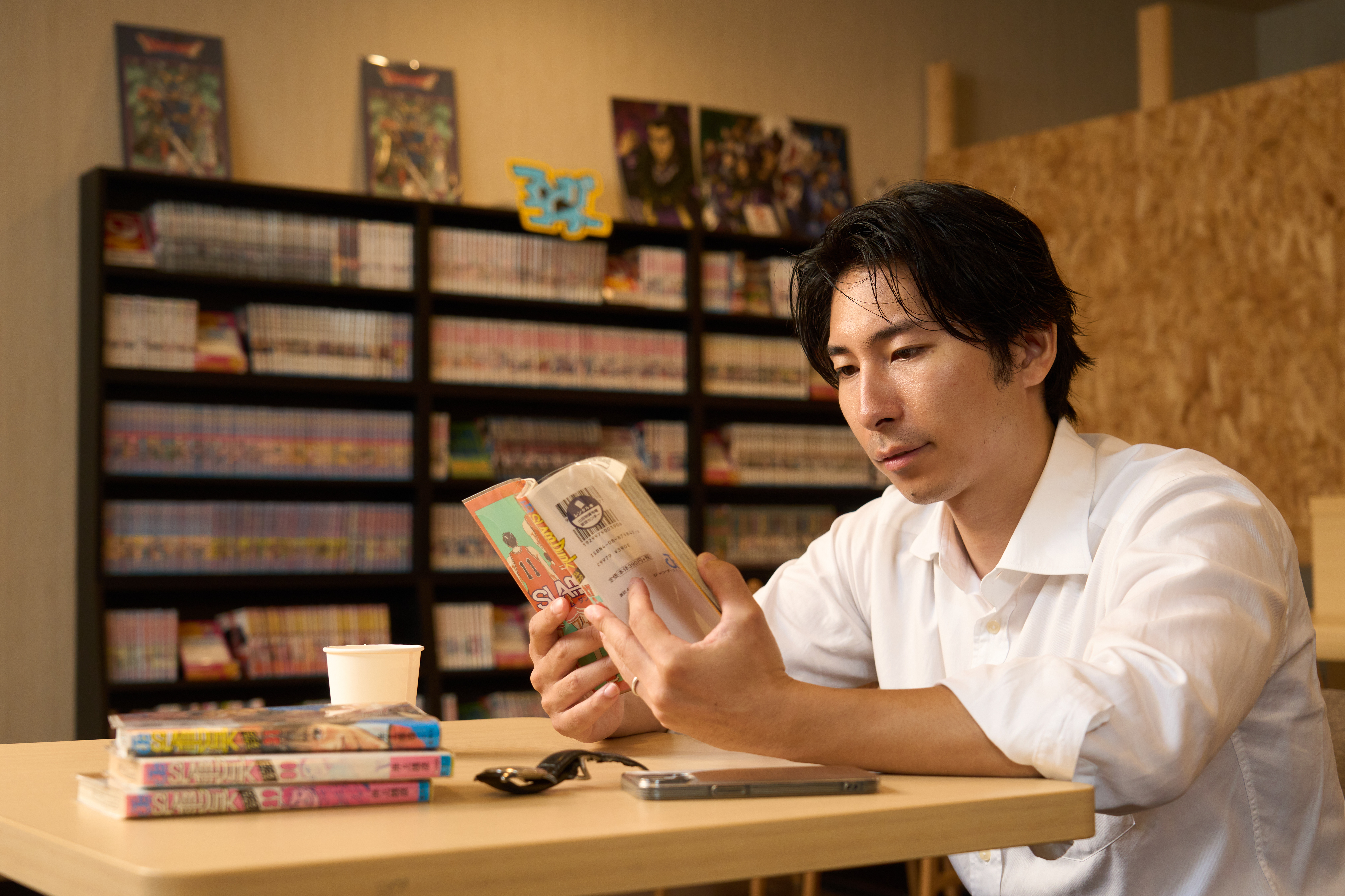 ラウンジでの漫画読書