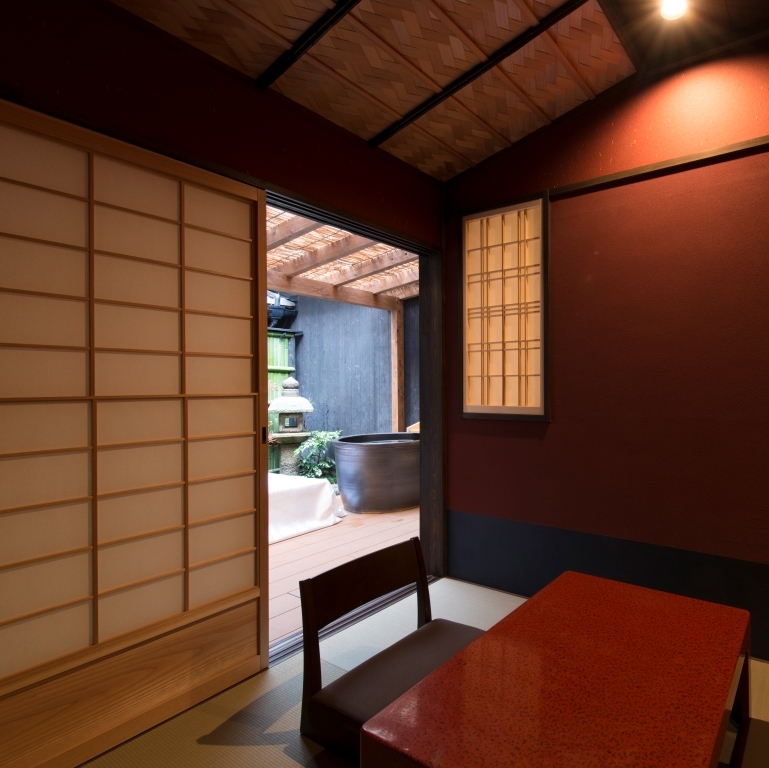 【白梅】京町家の坪庭と小さな露天風呂付きの和洋室 37平米
