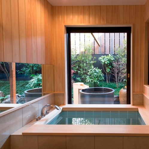 【紅梅】奥庭と露天風呂が見えるバスルーム