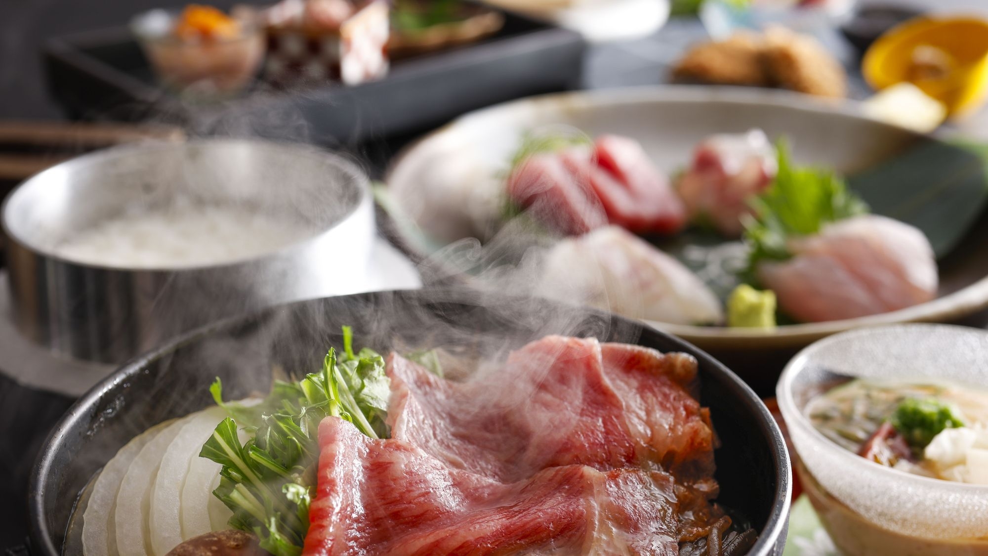 【土地の恵み会席】熊野牛すき焼きと勝浦漁港鮮魚のお造り食べ比べ会席