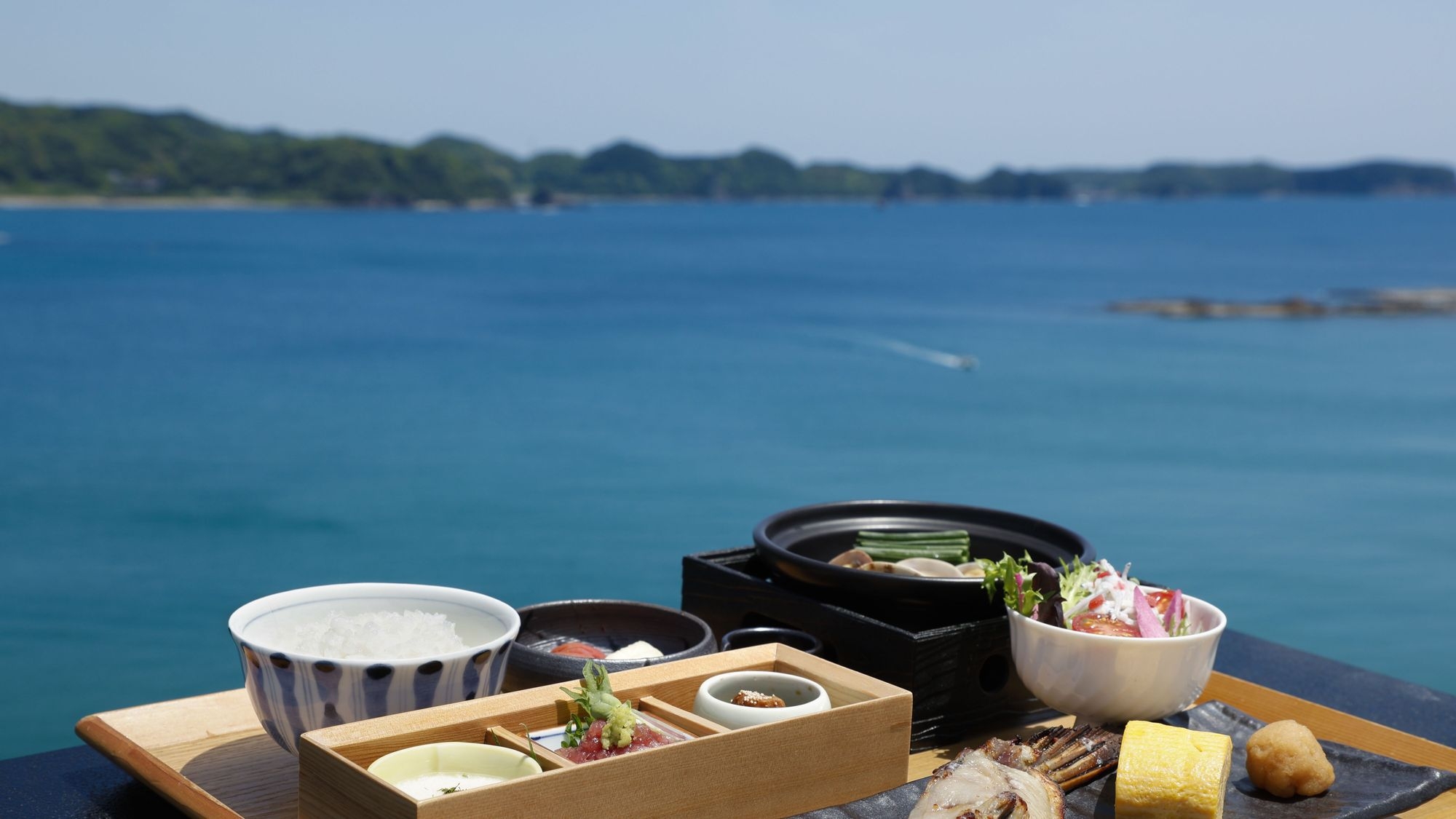 「朝食付き」焼きたて出汁巻きと焼魚。勝浦漁港の漁師の朝をテーマにした快活和朝食御膳