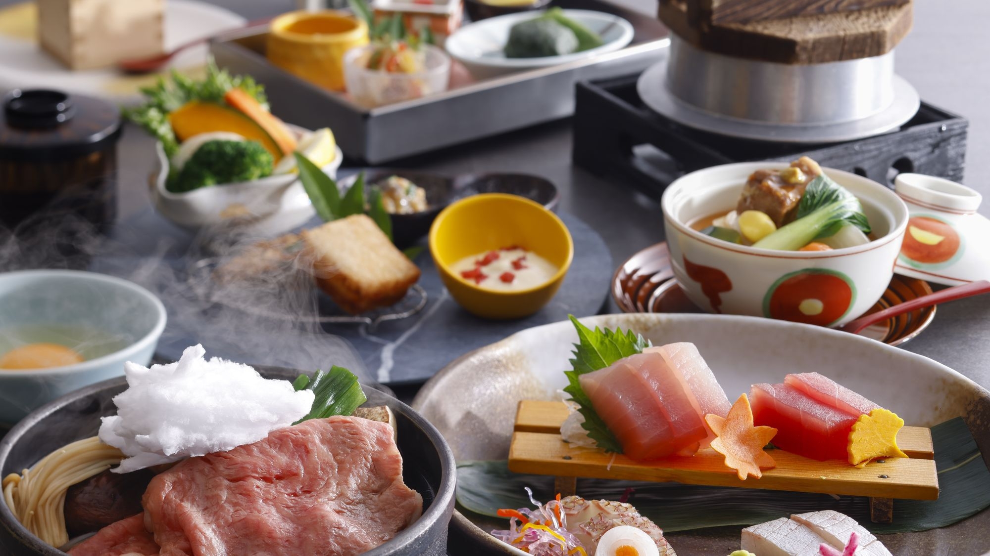 【かに食べ放題／土地の恵み会席】熊野牛すき焼きと勝浦漁港鮮魚のお造り食べ比べ会席