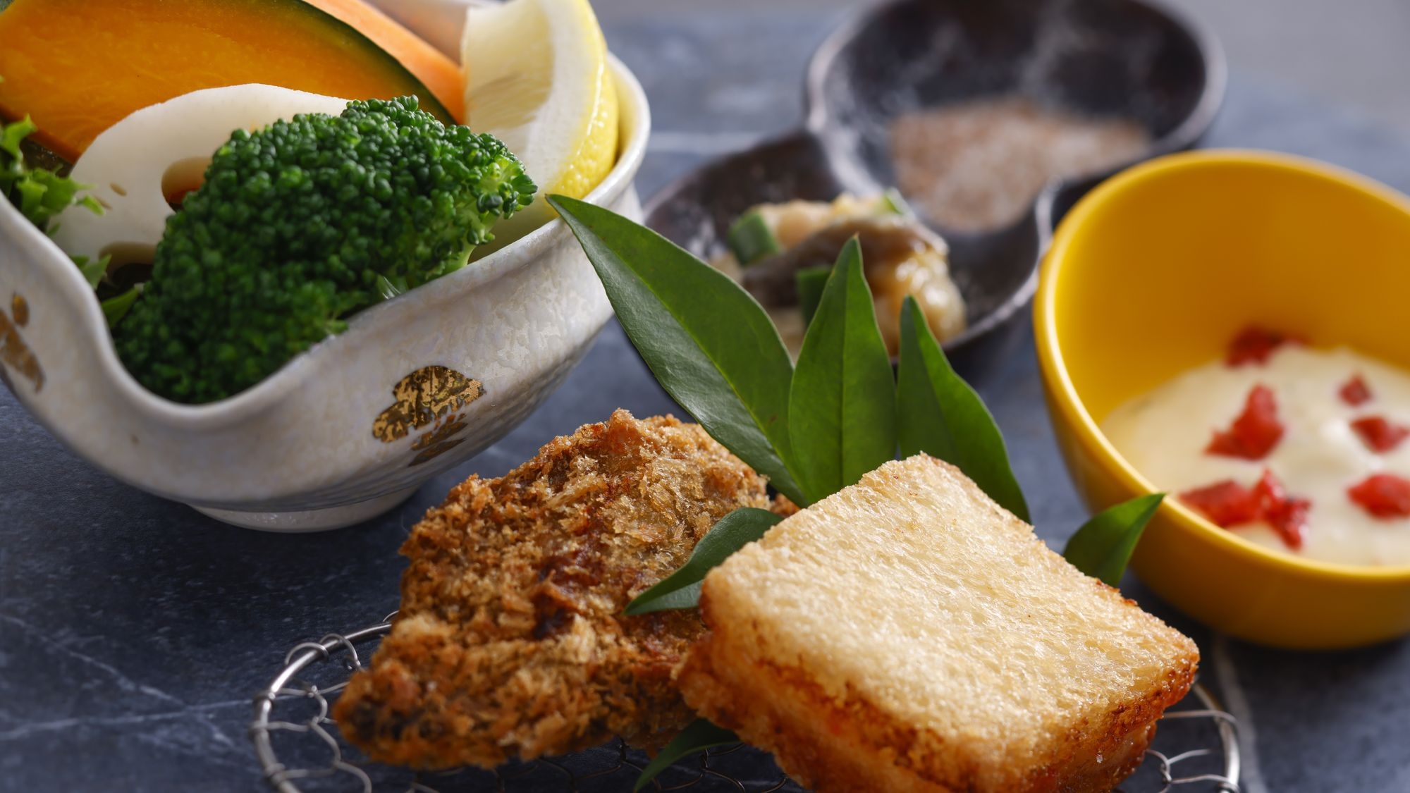 【かに食べ放題／土地の恵み会席】熊野牛すき焼きと勝浦漁港鮮魚のお造り食べ比べ会席