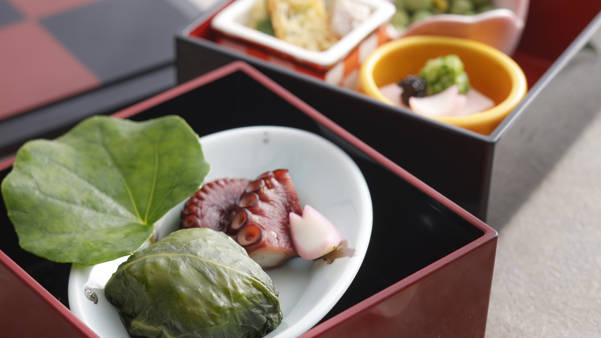 【土地の恵み会席】熊野牛すき焼きと勝浦漁港鮮魚のお造り食べ比べ会席