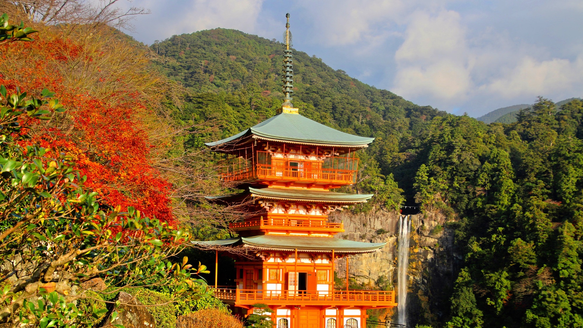 秋の那智山青岸渡寺三重塔