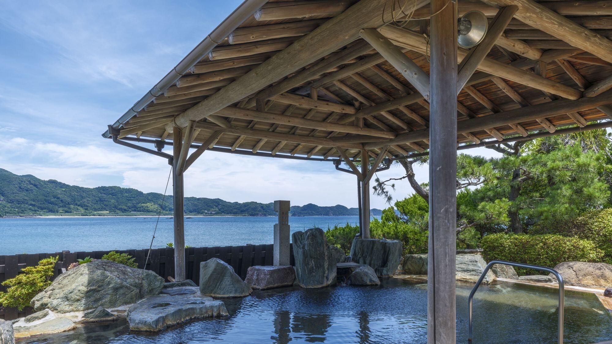 海山を望む開放感あふれる庭園露天風呂