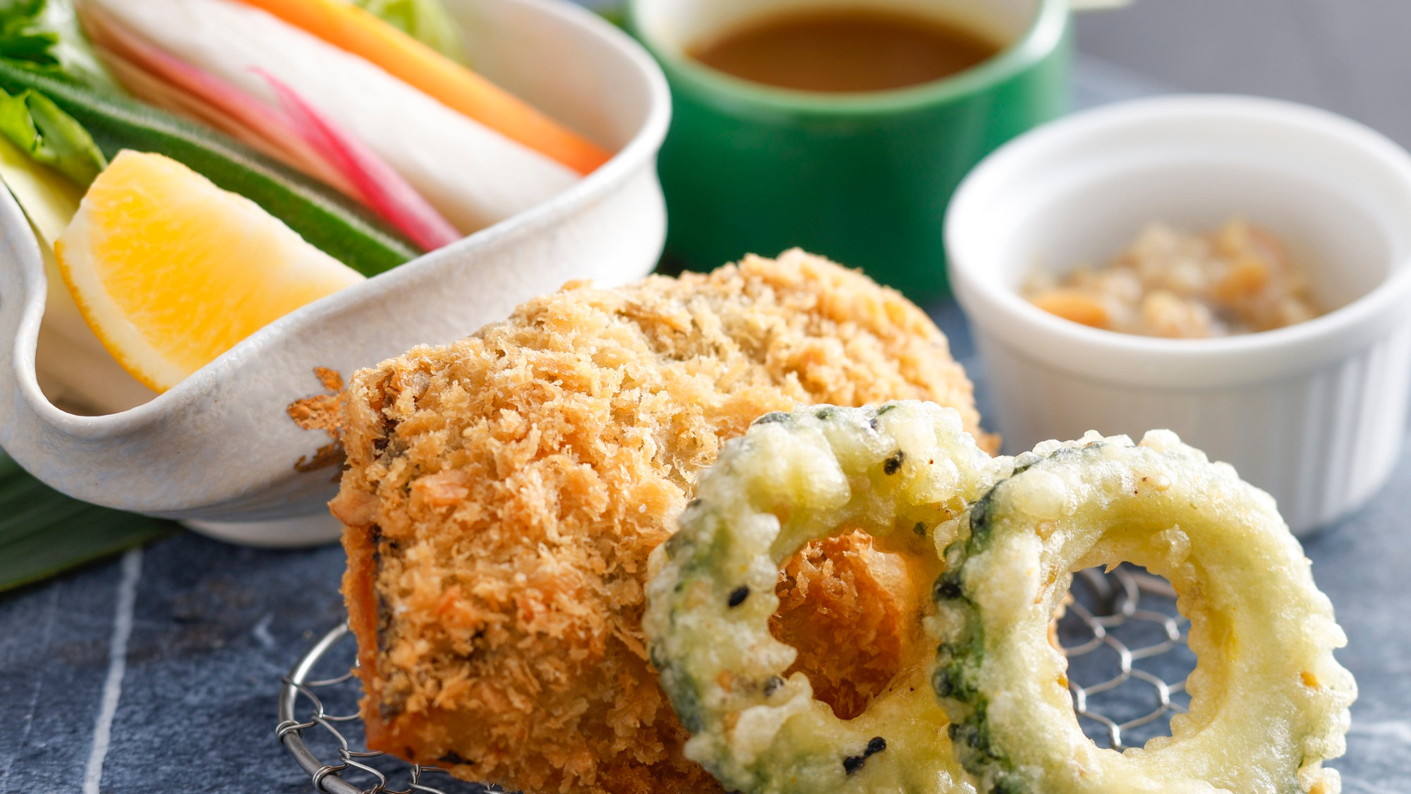 【季節の会席】夏(2026年6月～8月)強肴　国産鱸香草揚げとゴーヤの山葵揚げ