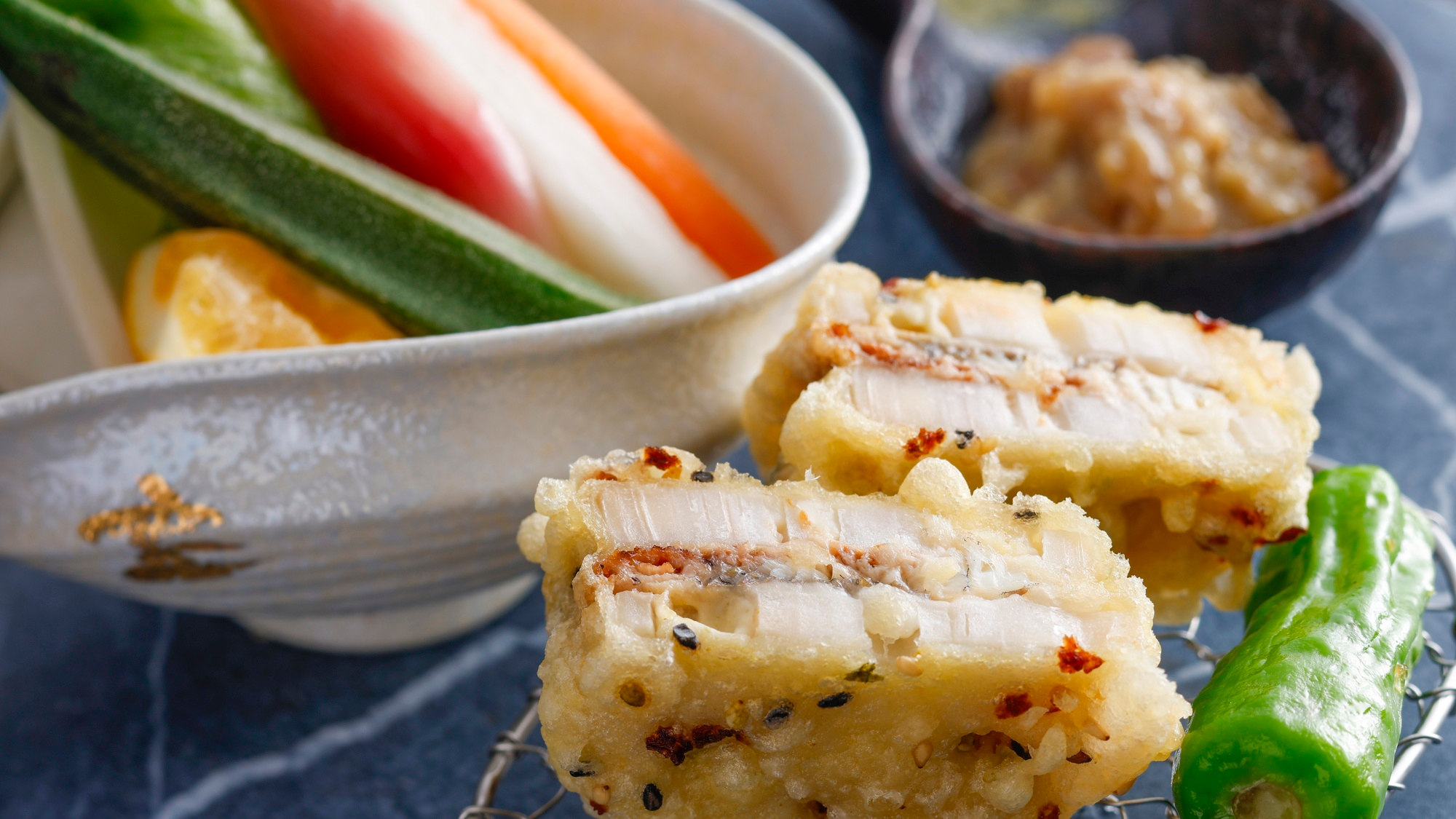 【土地の恵み会席】夏(2026年6月～8月)強肴　鰻と蓮根挟み揚げ　青唐