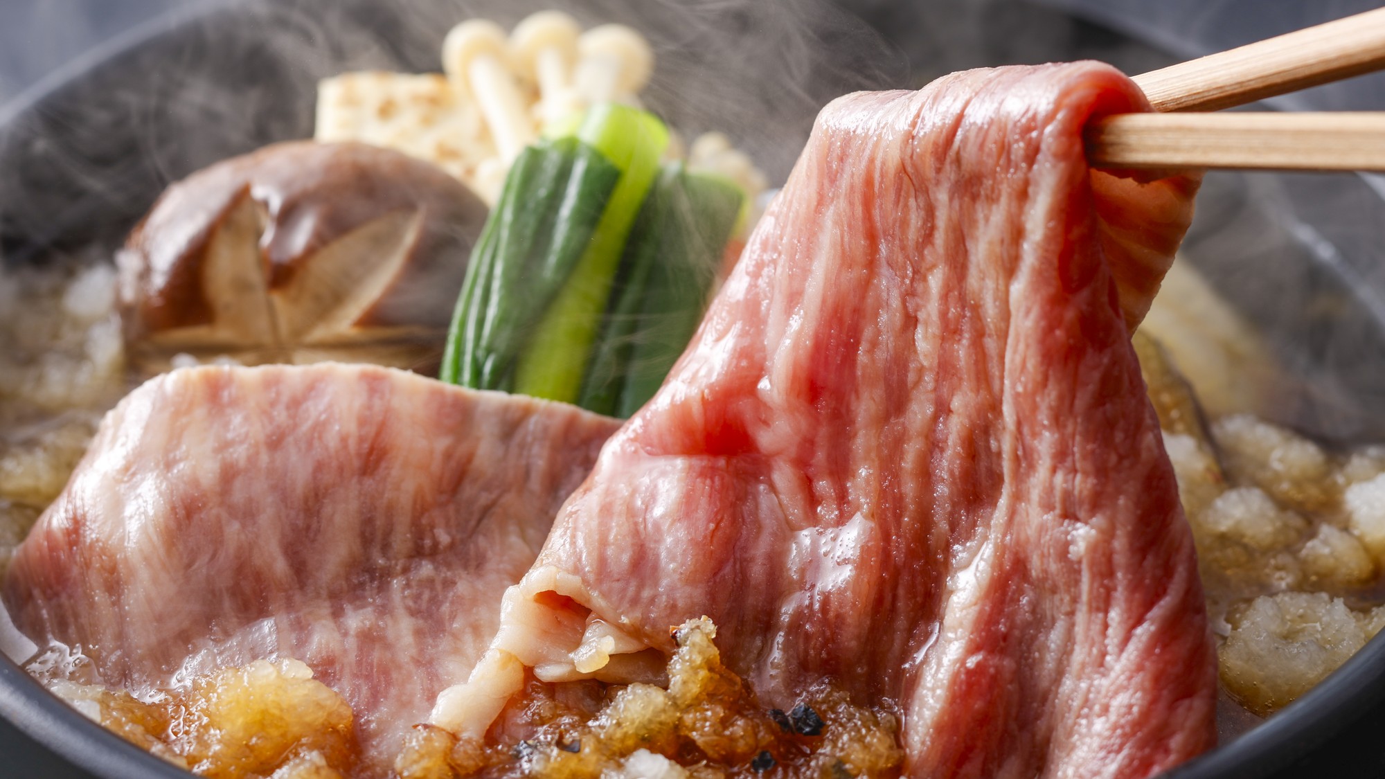 【土地の恵み会席】秋（2026年9月～11月） 台の物　熊野牛もも肉　みぞれすきやき