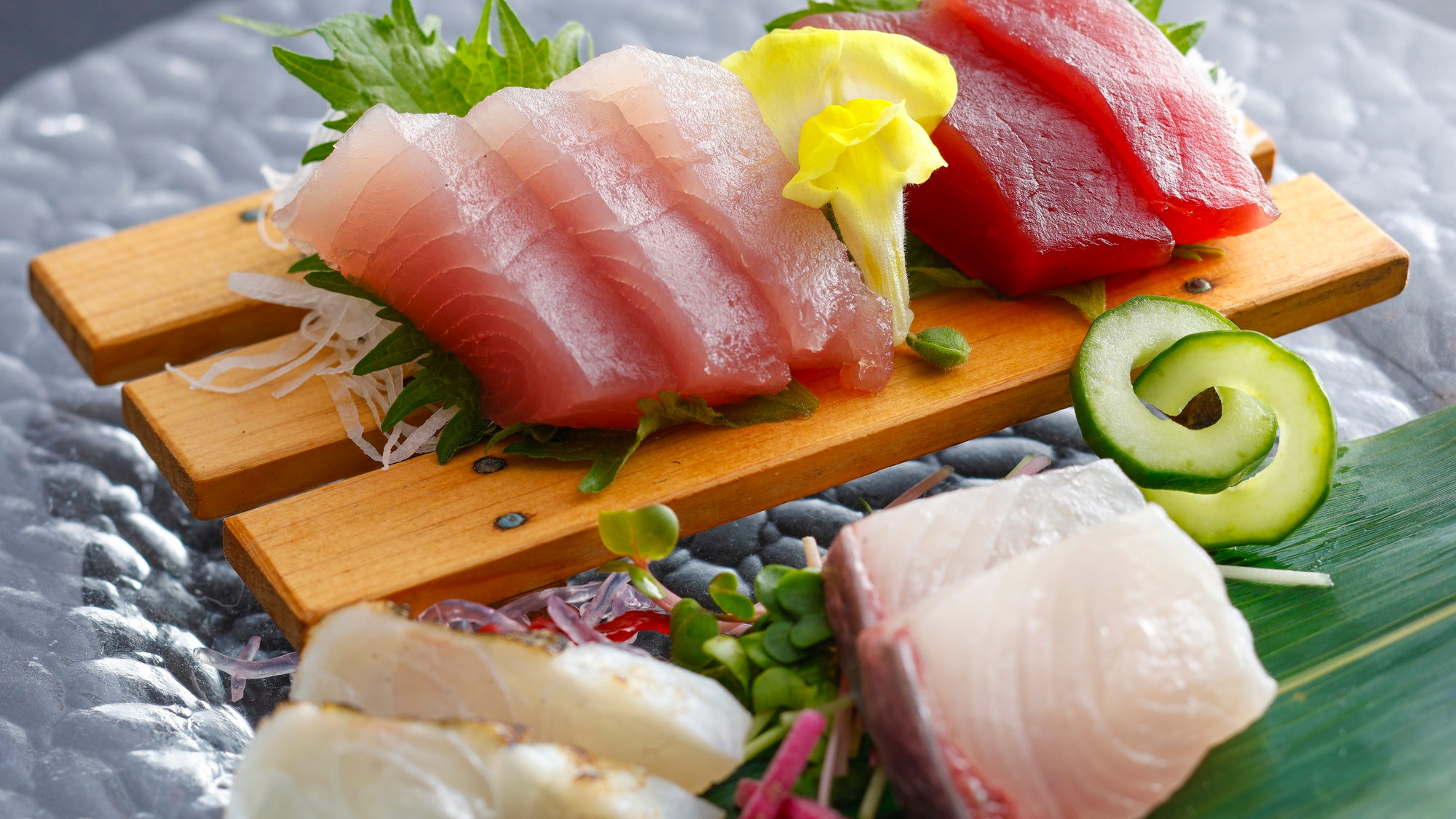 【土地の恵み会席】夏(2026年6月～8月)お造り　勝浦港水揚げ生まぐろ2種と紀州産本日の水揚げ2種