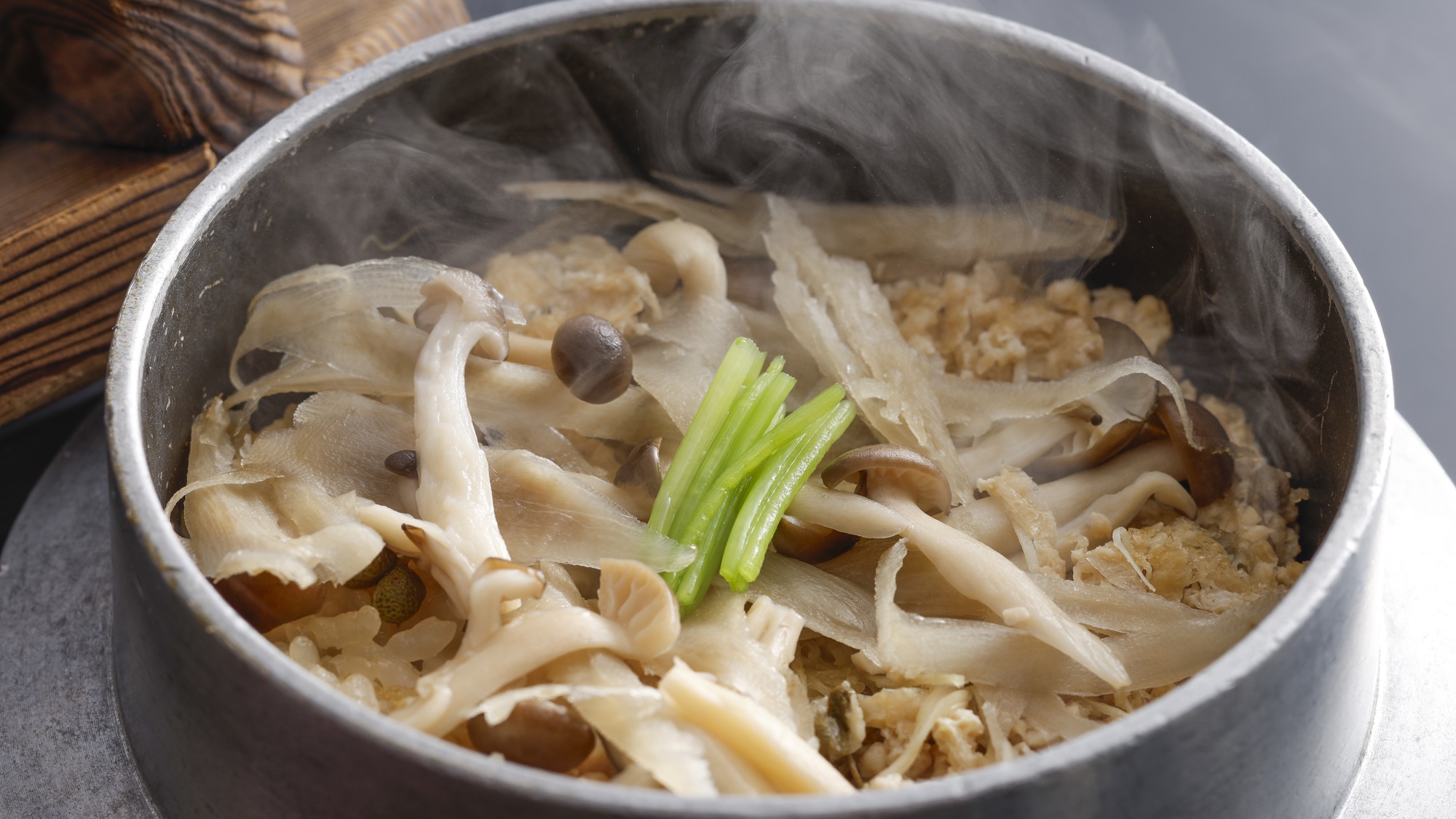 【季節の会席】秋（2026年9月～11月）食事　鶏そぼろと牛蒡と茸の釜飯