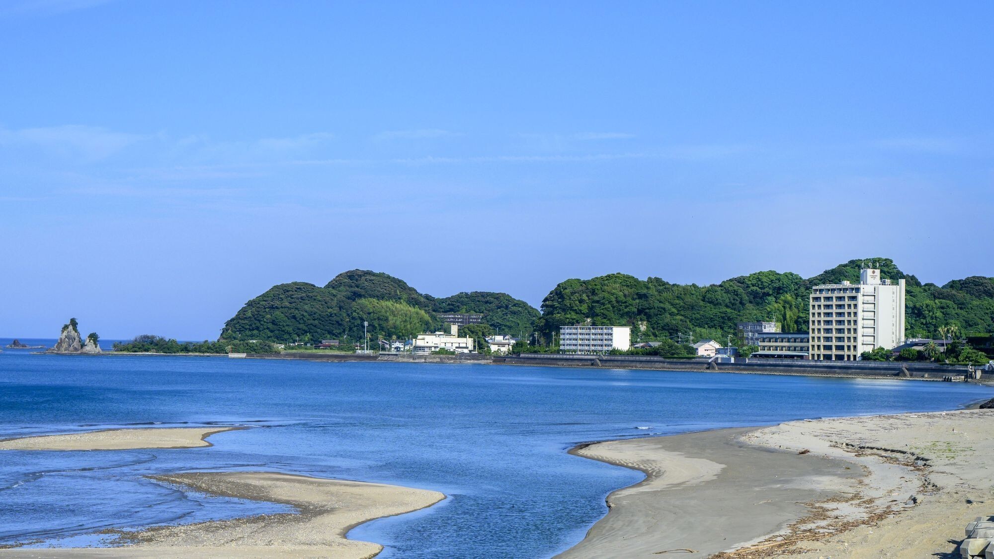 ブルービーチから臨むホテル