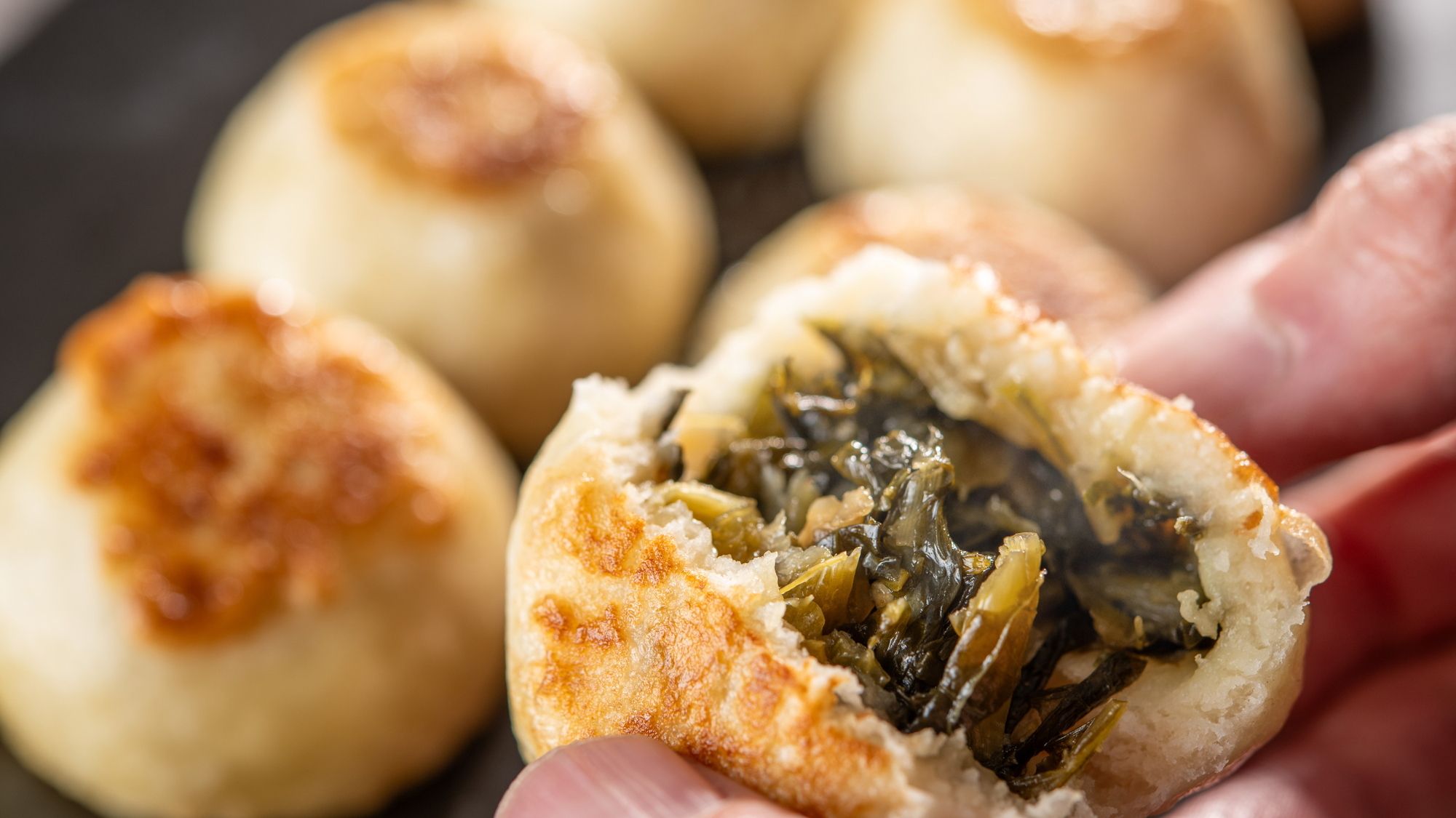 【朝食】ライブキッチン 上州おやき 野沢菜と茄子の2種類ご用意しております