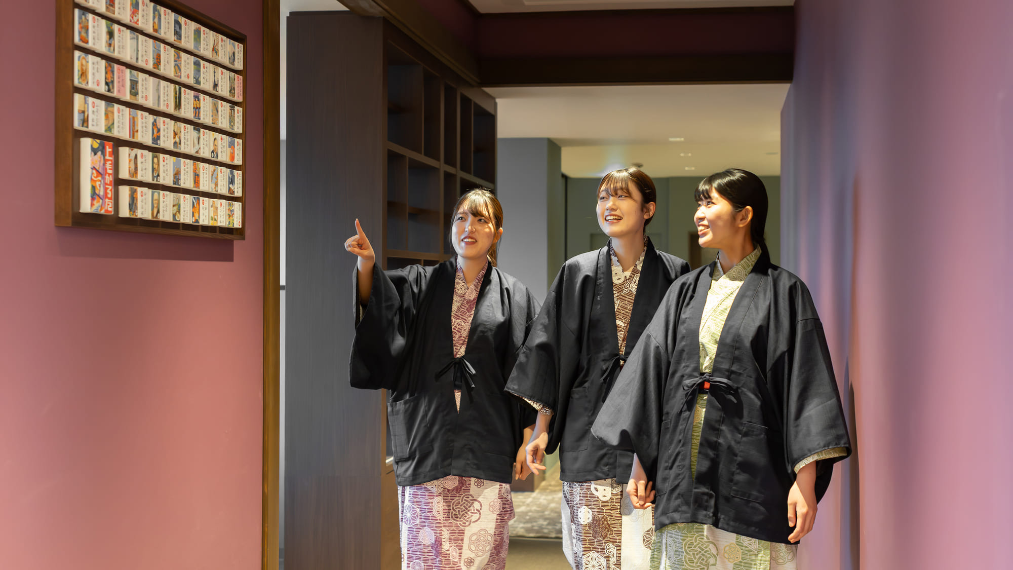 「上毛かるた」や「群馬の伝統工芸品」が散りばめられたレストラン