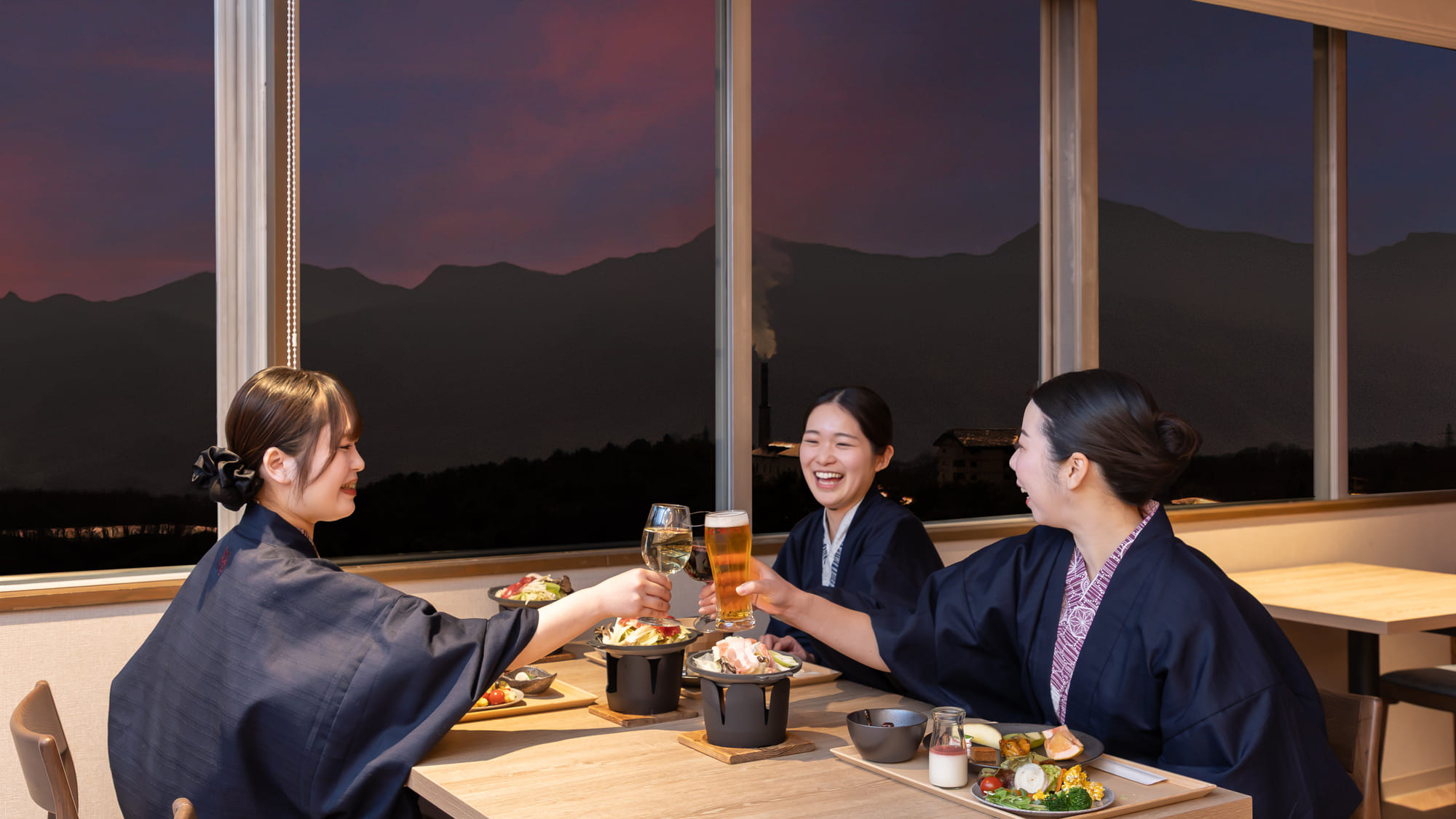 山々の景色をバックに乾杯！これこそ旅行の醍醐味♪