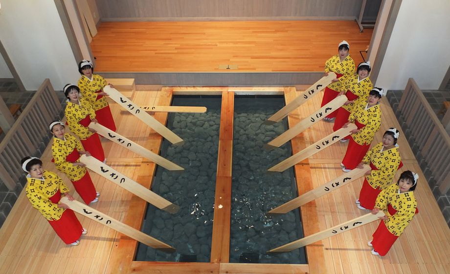 【熱乃湯】伝統の湯もみと踊りショーをご覧いただけます。湯もみ体験もできます。