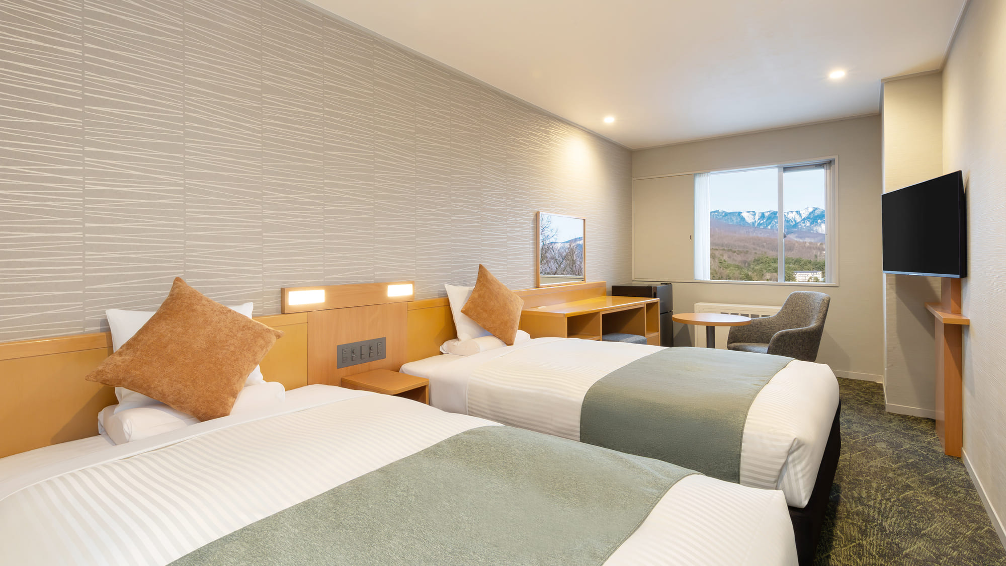 ＜2025年12月リニューアル＞ツインルーム 南に浅間山、西に草津白根山を望む眺望抜群の洋室