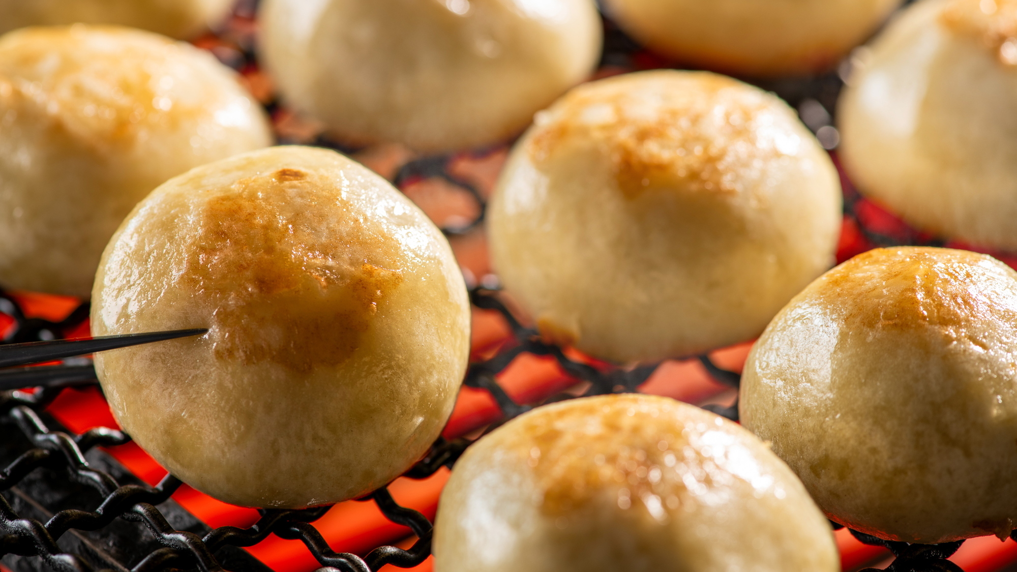 【朝食】ライブキッチン 上州おやき　野沢菜と茄子の2種類ご用意しております