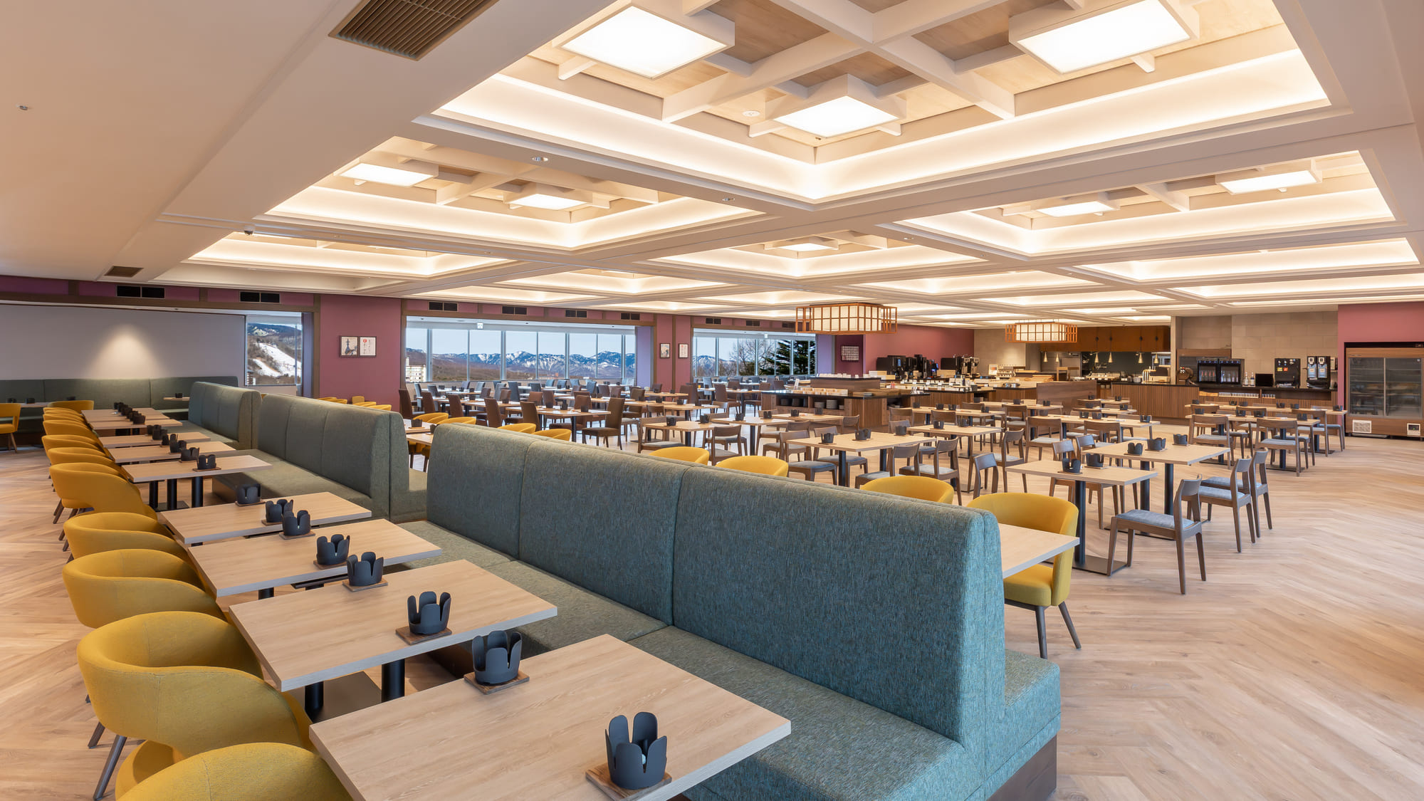 「上毛かるた」や「群馬の伝統工芸品」が散りばめられたレストラン