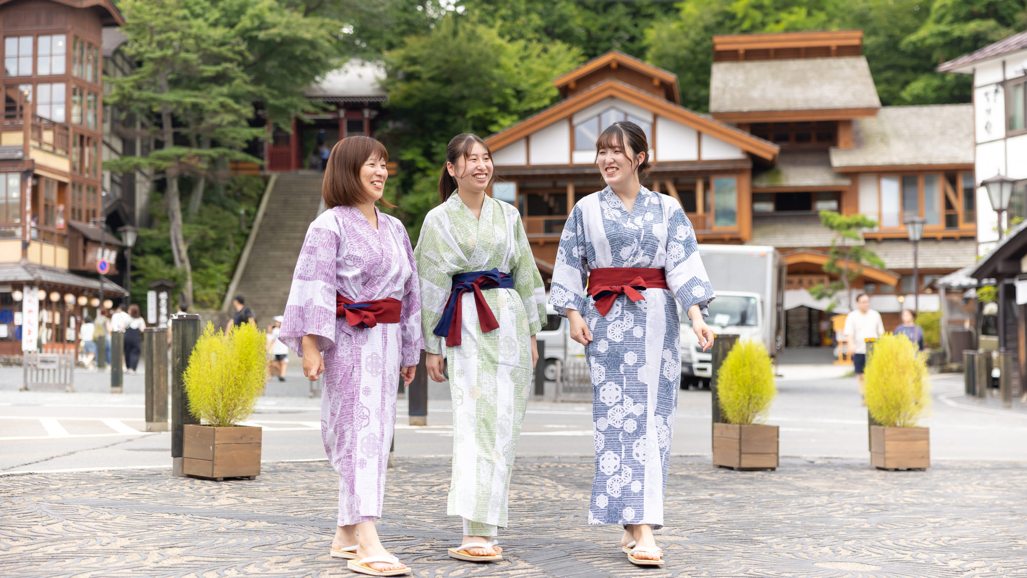 【湯路広場】浴衣に着替えて温泉情緒を堪能。湯畑の魅力を再発見！