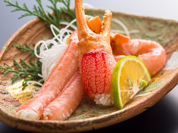 食べきれないほどのカニ料理！アワビ踊焼きと久美浜湾の牡蠣料理も味わえる納得カニフルコース♪