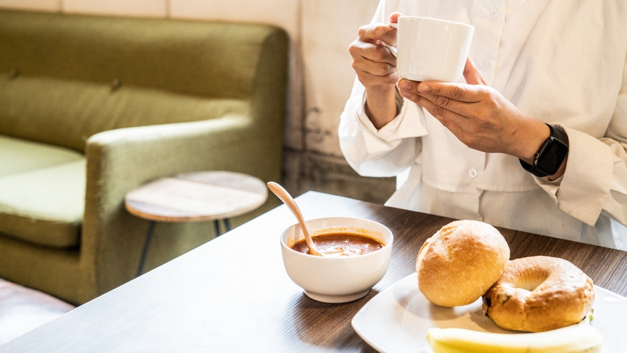カフェ風ロビーで楽しむパンとスープの朝食