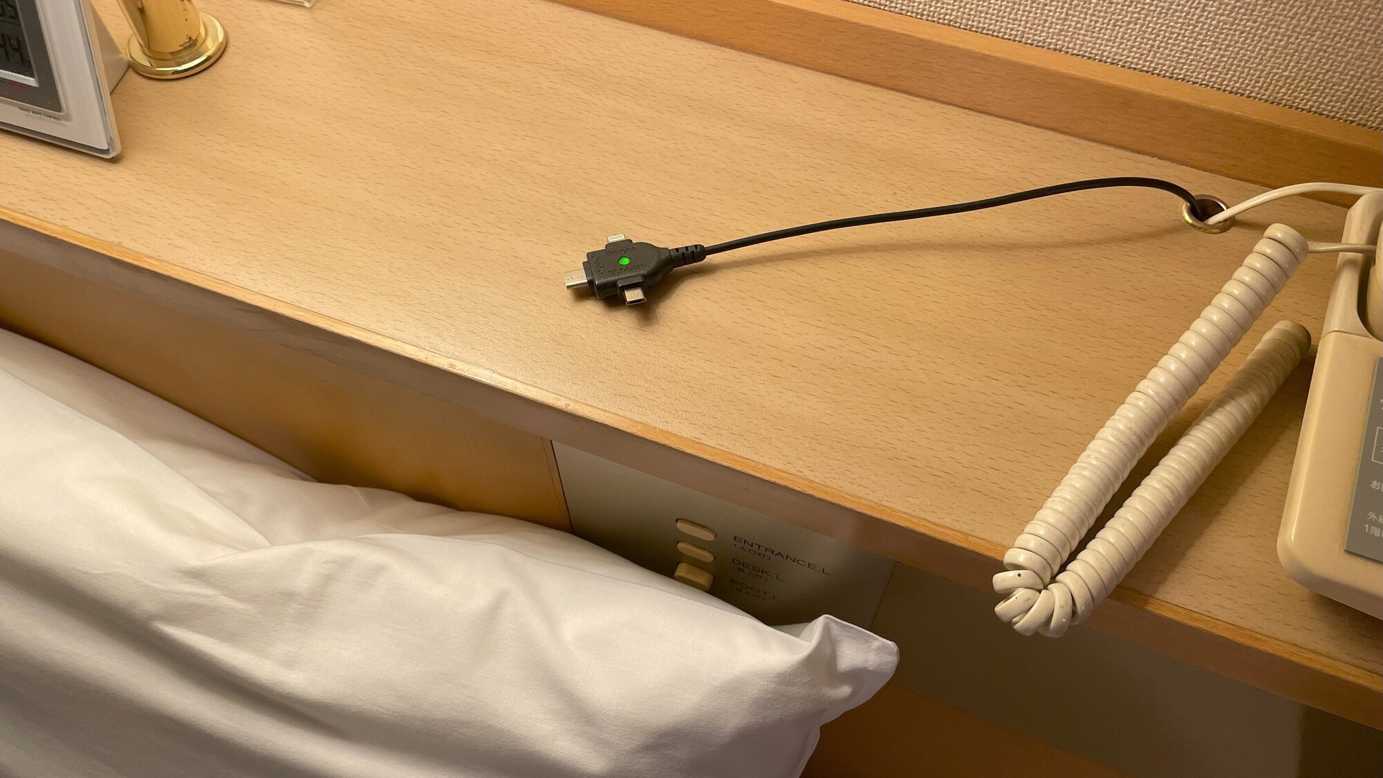 マルチ充電器を全部屋のベッド上部に常備