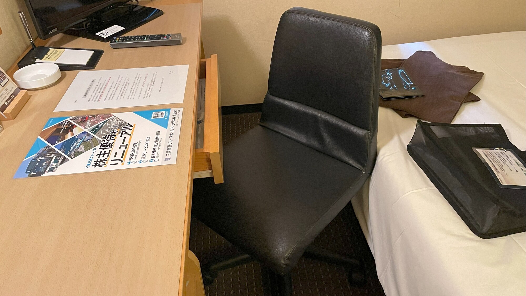 客室の椅子は背もたれがついており、デスク作業をし易くしております。
