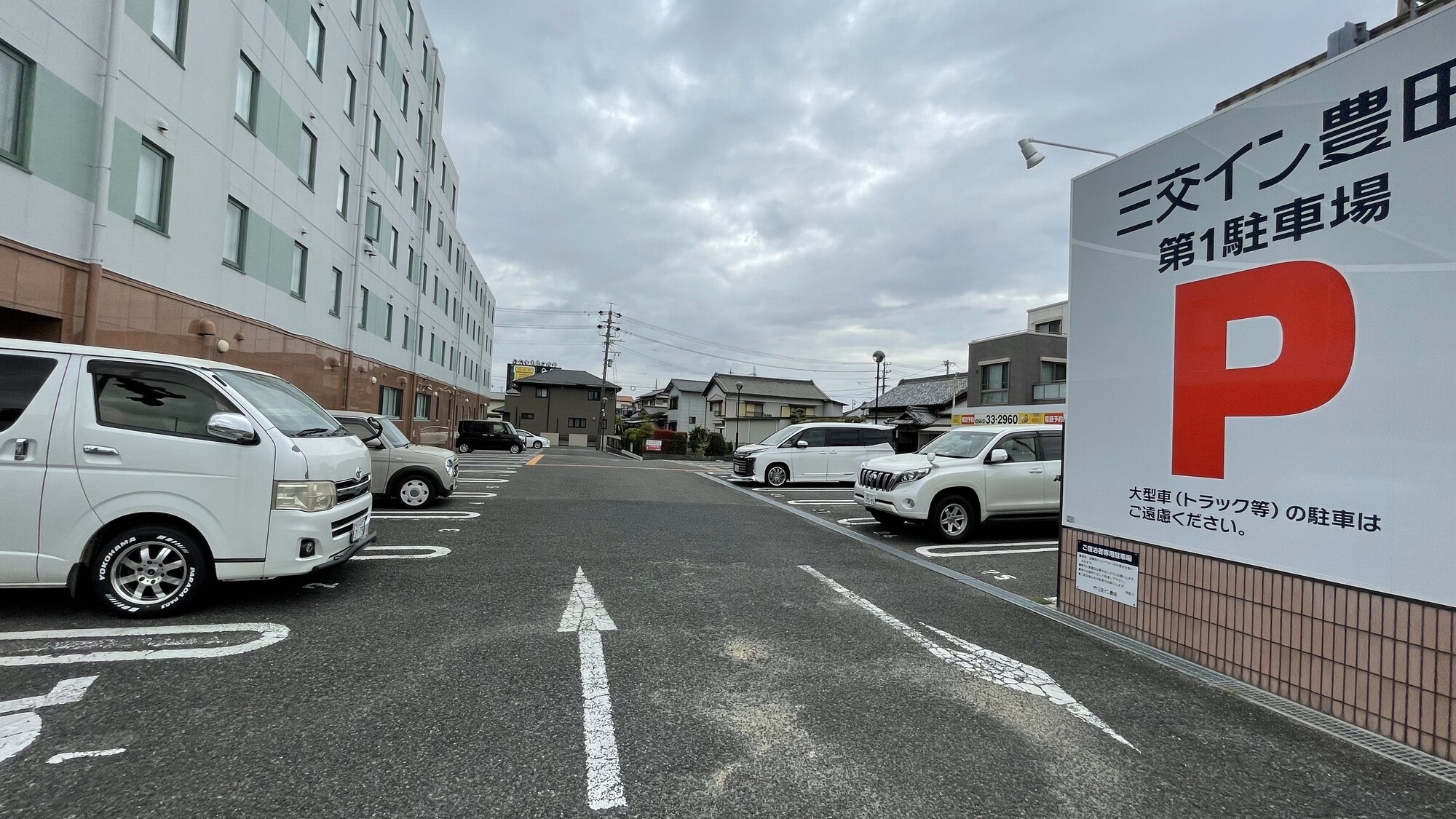 敷地内無料駐車場　普通車専用、先着35台まで　満車の場合は敷地外駐車場をご案内します。