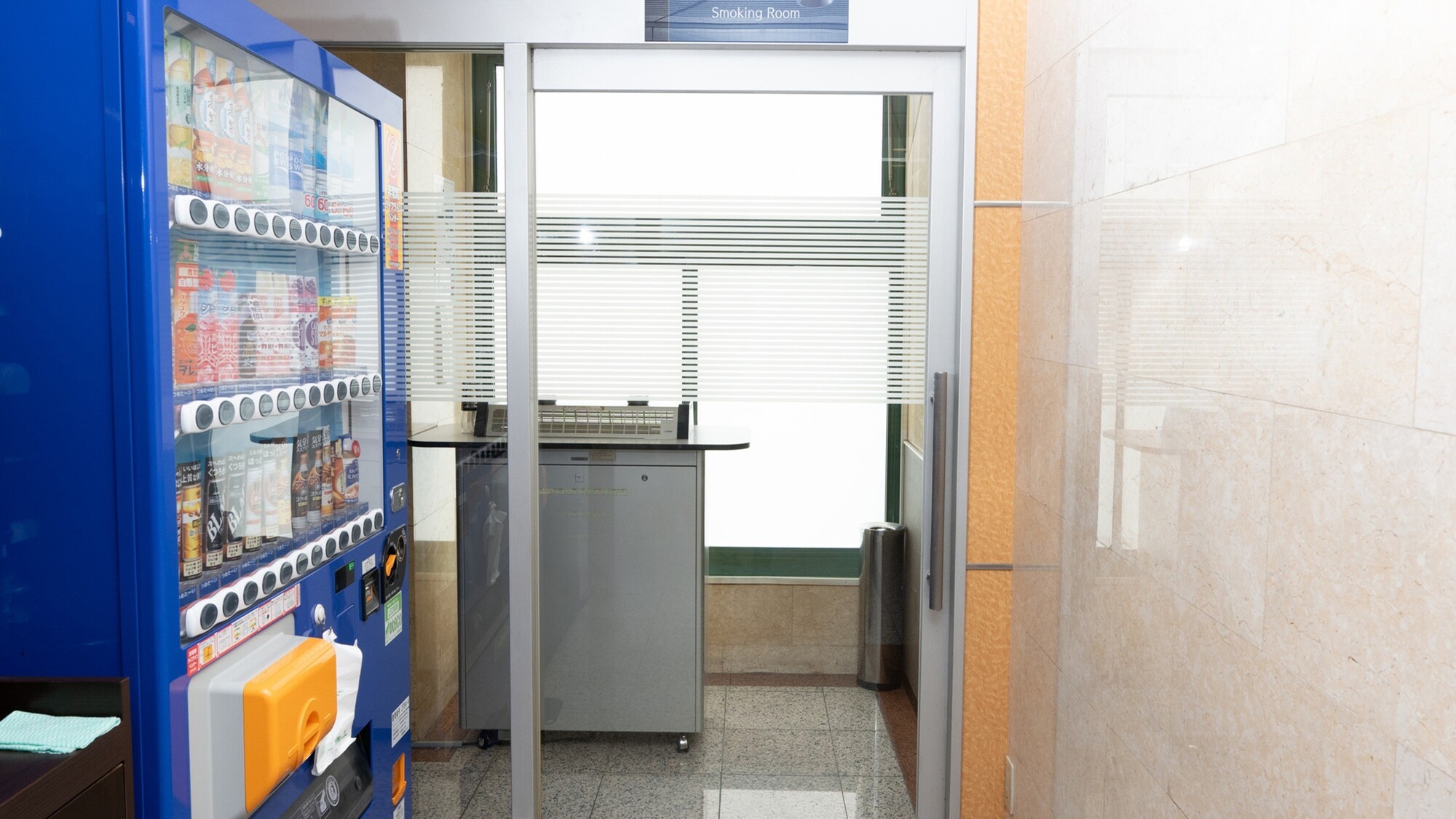 喫煙所は１Fに用意しております。