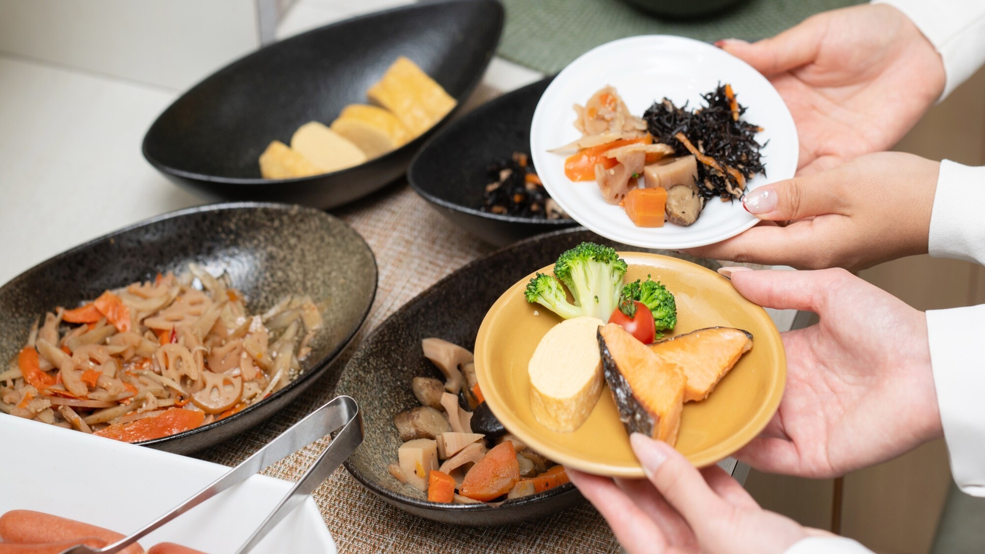 様々な種類の総菜類を用意しております。