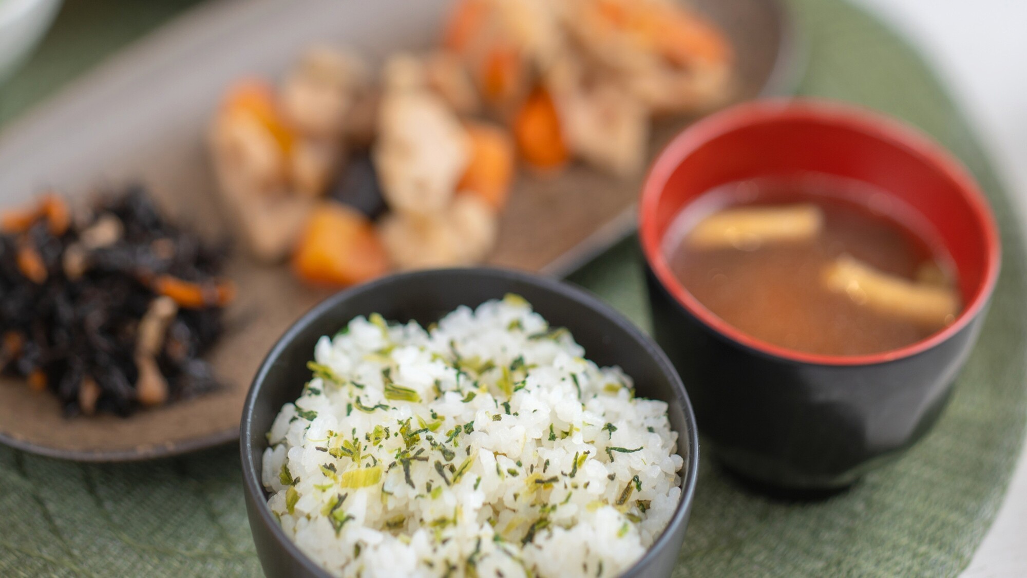 混ぜこみご飯と出し香るみそ汁