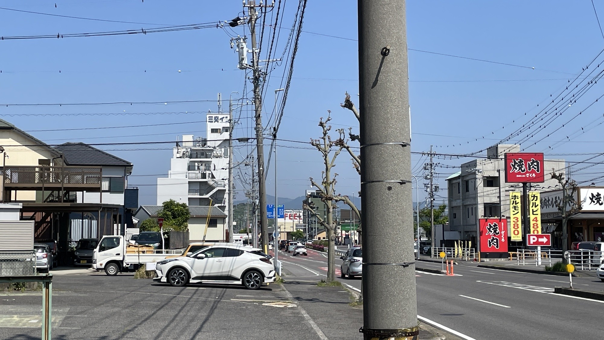 国道419号線を西から東へホテルに向かう様子
